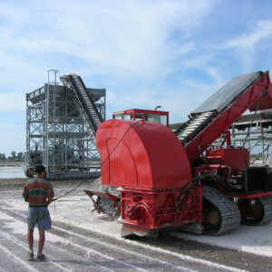 Salt harvester, salt harvesting machine